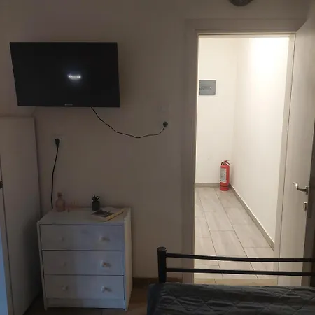 Small Budget Center1 Apartman *
