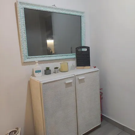 Small Budget Center1 Apartman